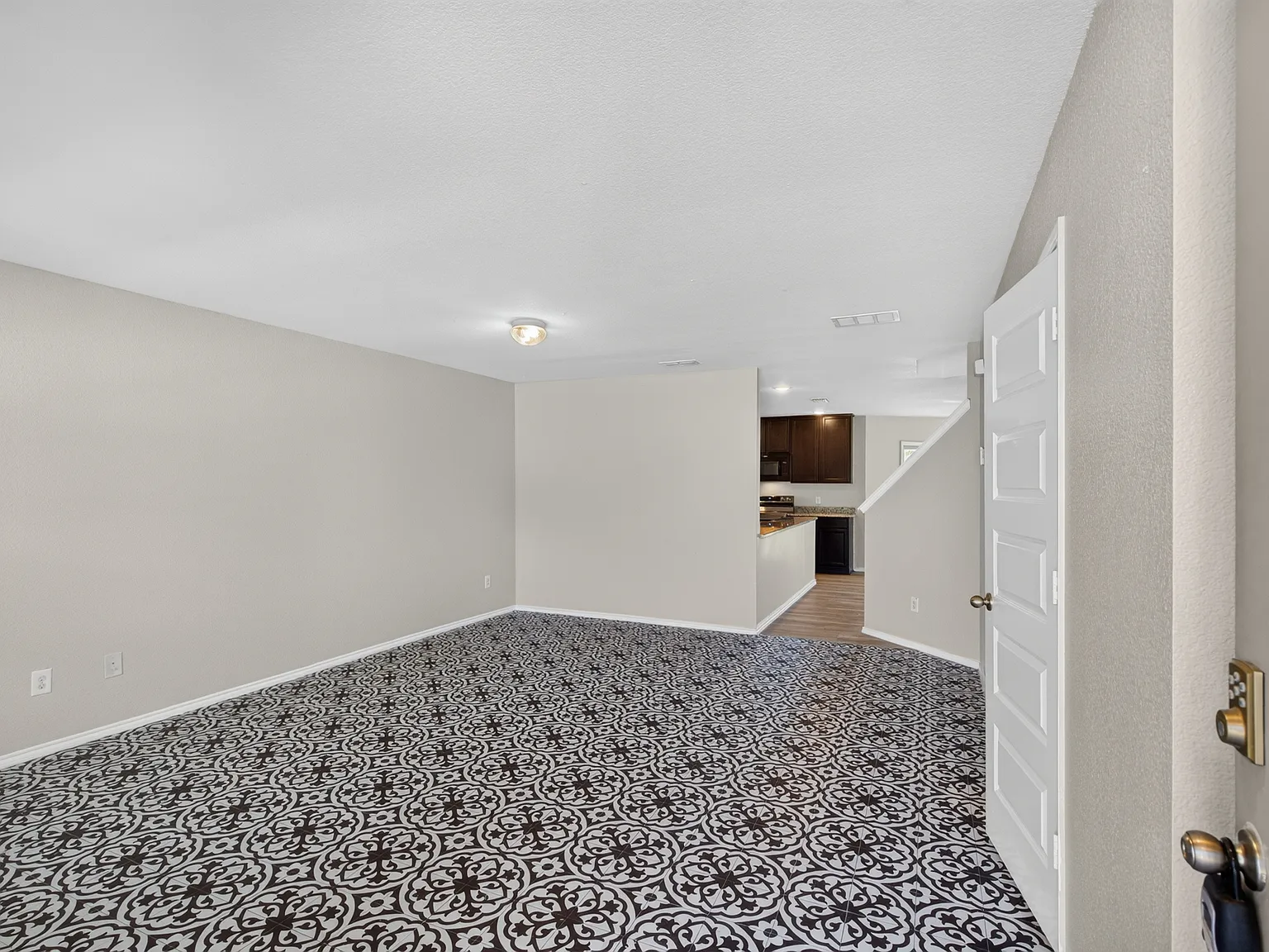4 bed, 2680 sqft, $2,400 — Photo 3
