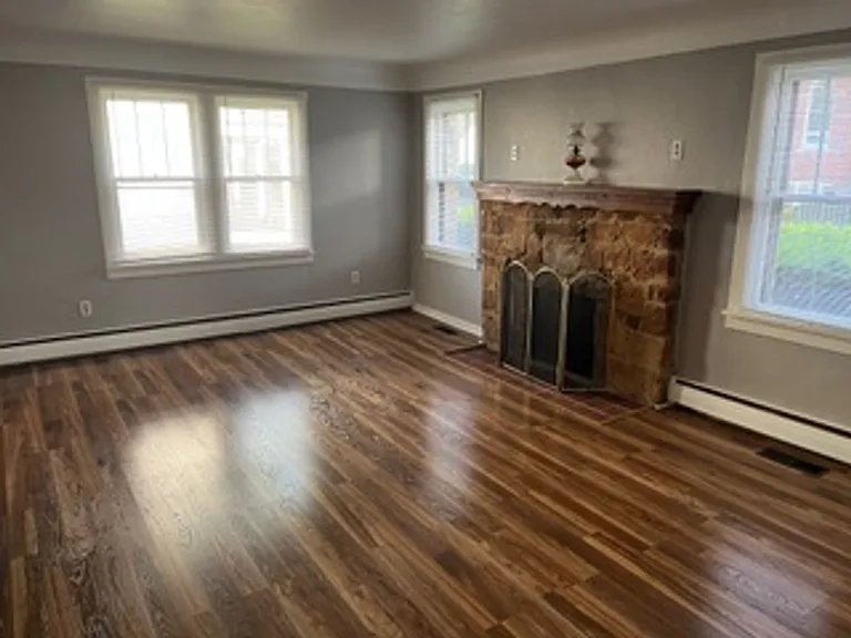 209 E Oak St — Photo 10