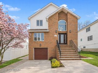 18 Delia Ct, Staten Island, NY 10307