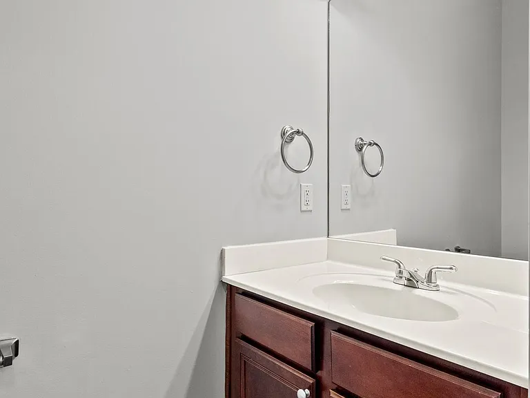 136 Lowell Ct — Photo 13