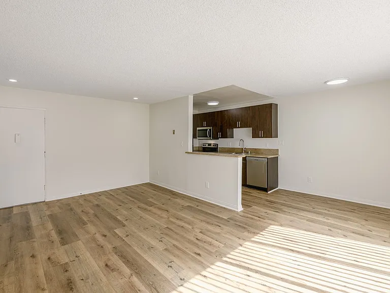 1847 Winona Blvd — Photo 39