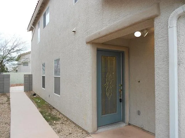 3 bed, 2.5 bath, 2040 sqft, $2,099 — Photo 2