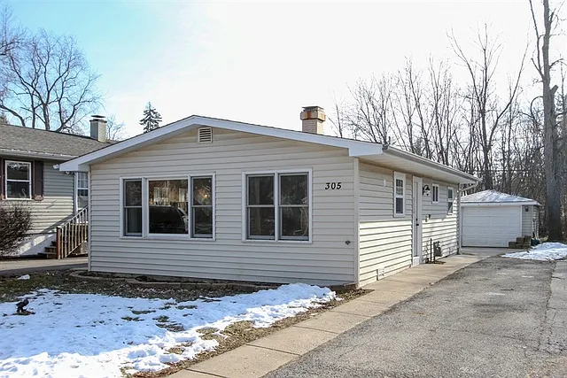 305 Wildwood Dr photo 1