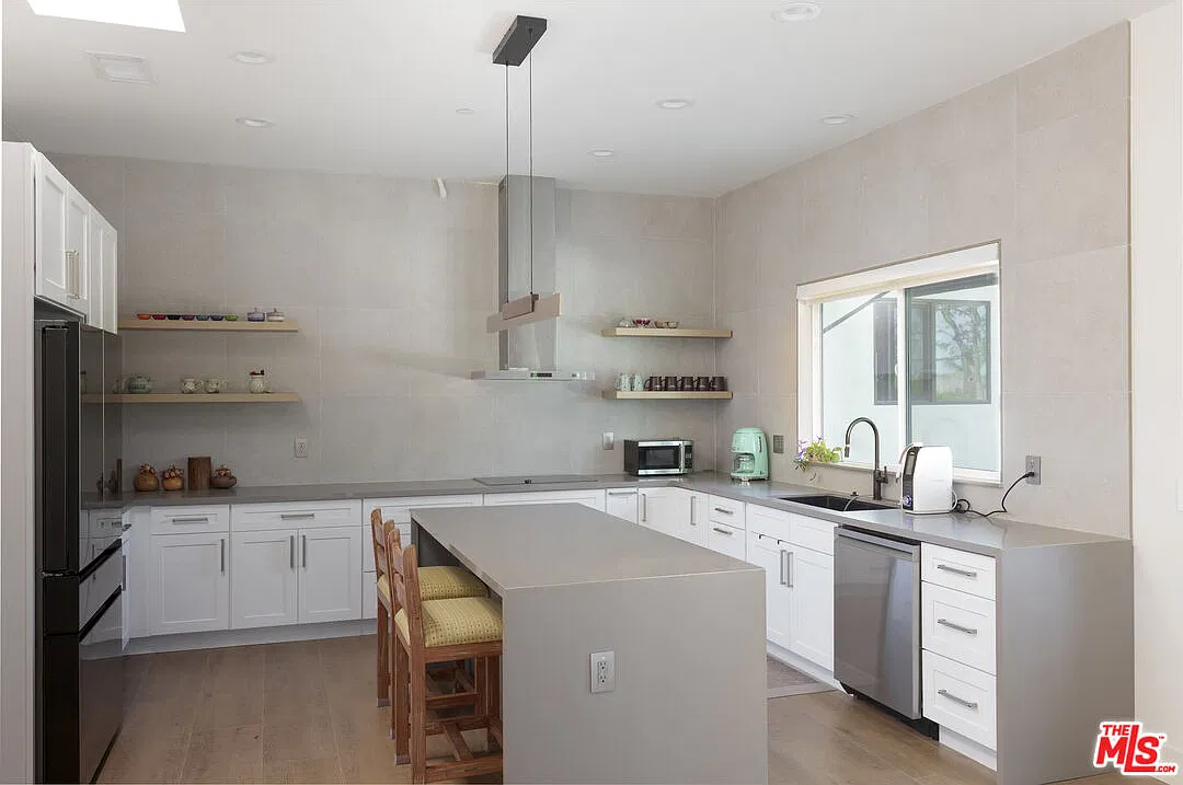 3 bed, 3.0 bath, 1450 sqft, $4,950 — Photo 3
