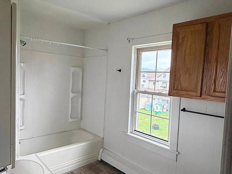 305 West Aly — Photo 4