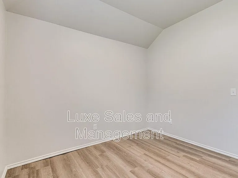 8002 NW 105th Ter — Photo 27