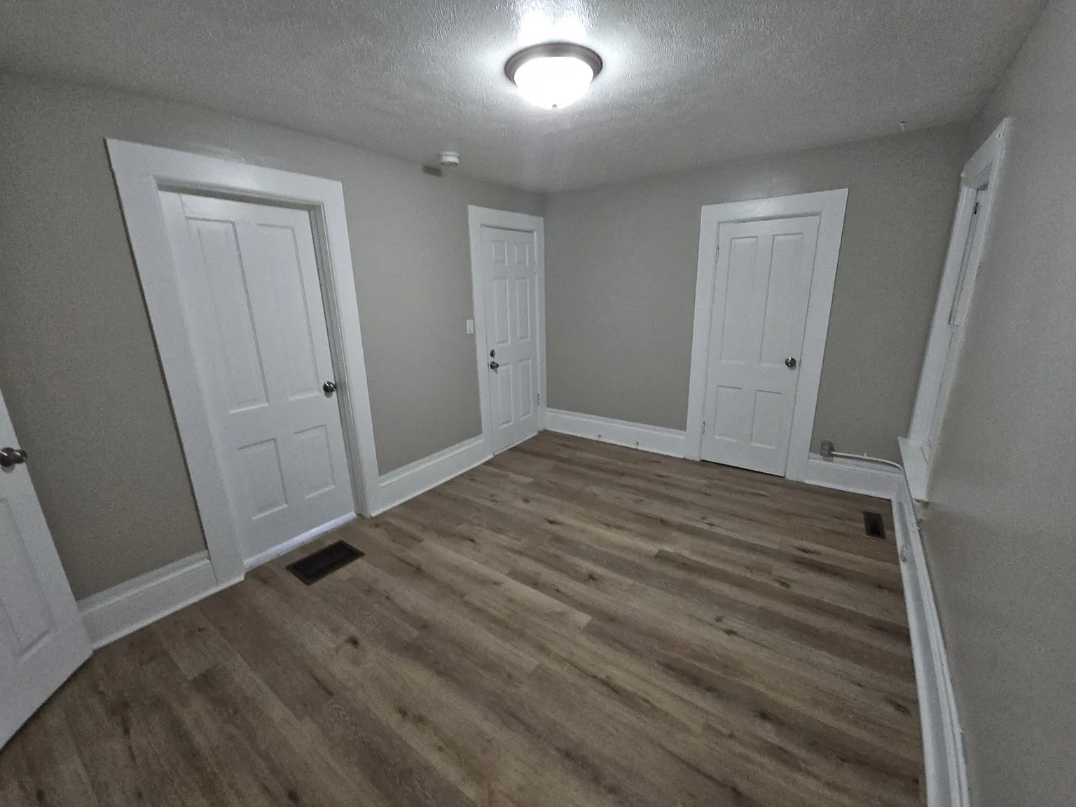 1031 Benton St — Photo 3