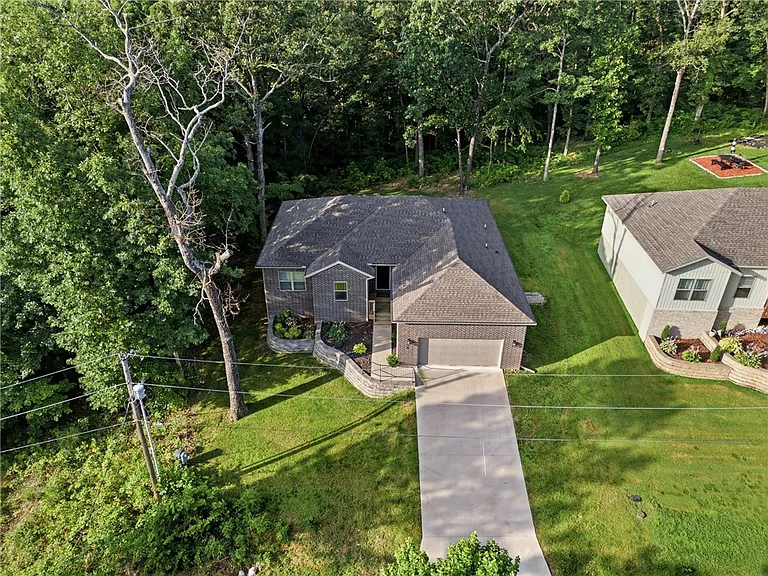 8 Leyland Dr — Photo 3