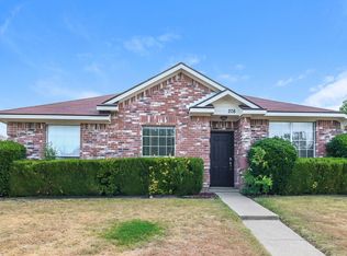 208 Rosewood Ln, Cedar Hill, TX 75104