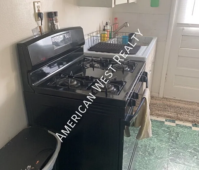 214 N Bernard St — Photo 5