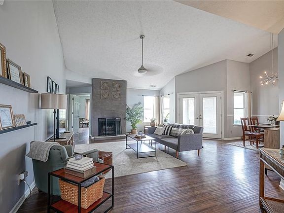 4th image of 2948 Village Park South Dr