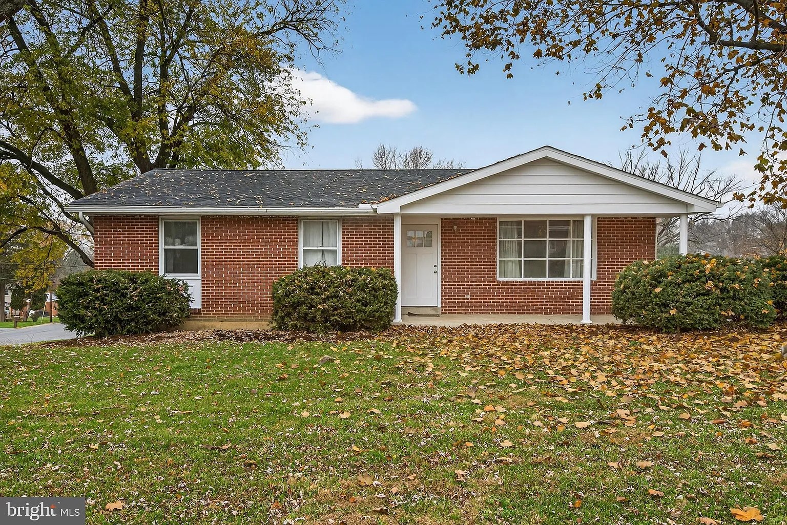 452 Longfellow Dr photo 1
