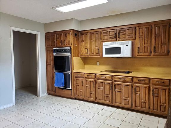 2nd image of 101 Oakwood Ln