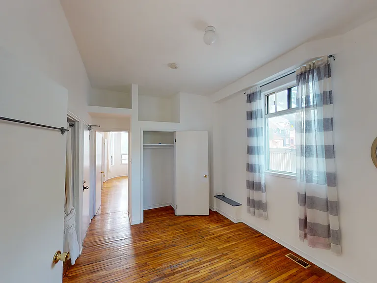 221 Bathurst St #4 — Photo 7