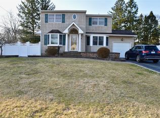 9 Thistle Ln, Kings Park, NY 11754