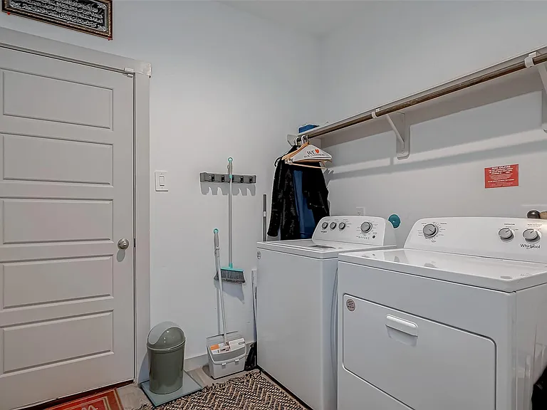6850 Amber Cliff Ln — Photo 26