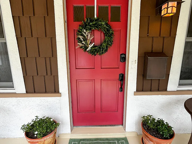 917 Gates Ave — Photo 2