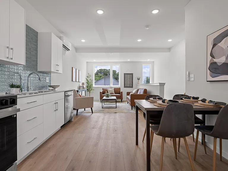 113 E Oldham Ave — Photo 24