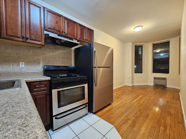 498 Jefferson Avenue image 1 of 6