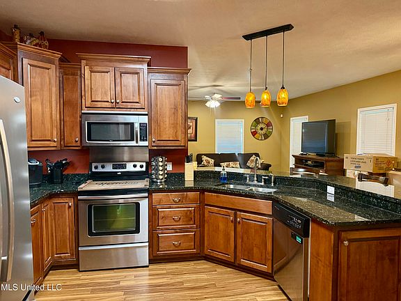 4th image of 466 Fort Hill Dr