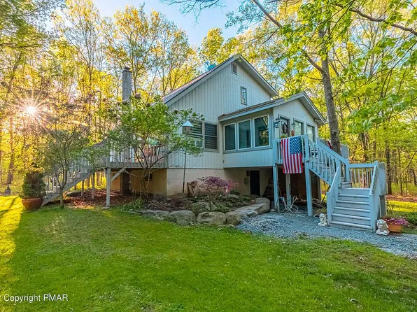 202 Buckhorn Ln, Cresco, PA 18326