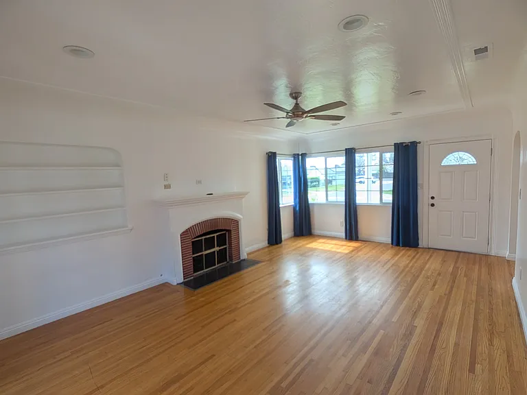 2401 Lomita Verde Dr — Photo 2