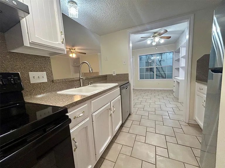 2456 Country Club Dr — Photo 6