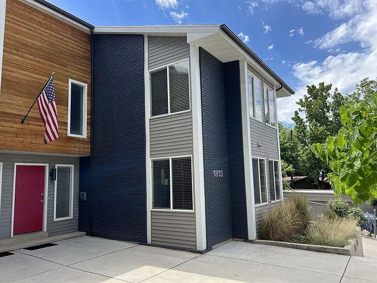 1813 S Laurelhurst Dr #1 — Photo 2