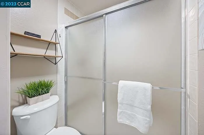 305 Lake Ct #1 — Photo 8