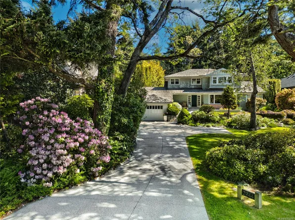 2944 Tudor Ave, Saanich, BC V8N 1M1