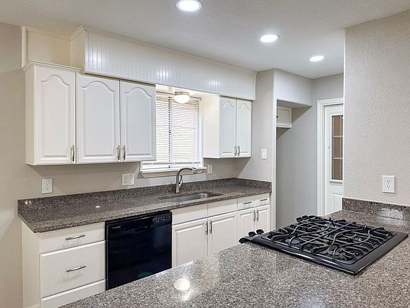 5th image of 57112 Red Oak Dr