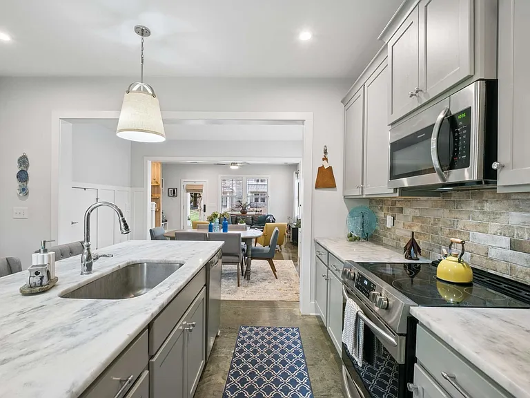 1125 Chester Ave #11 — Photo 5