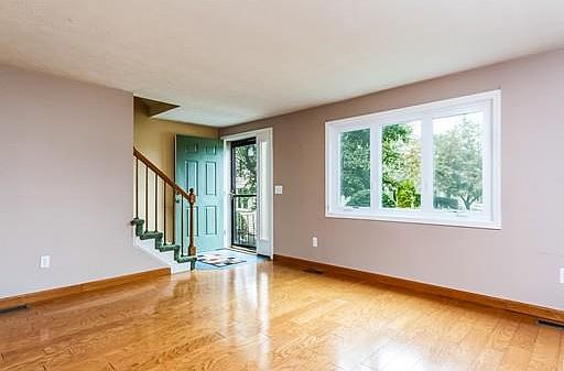 3rd image of 9 Meadow Dr