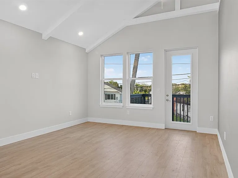 207 Athens St — Photo 39