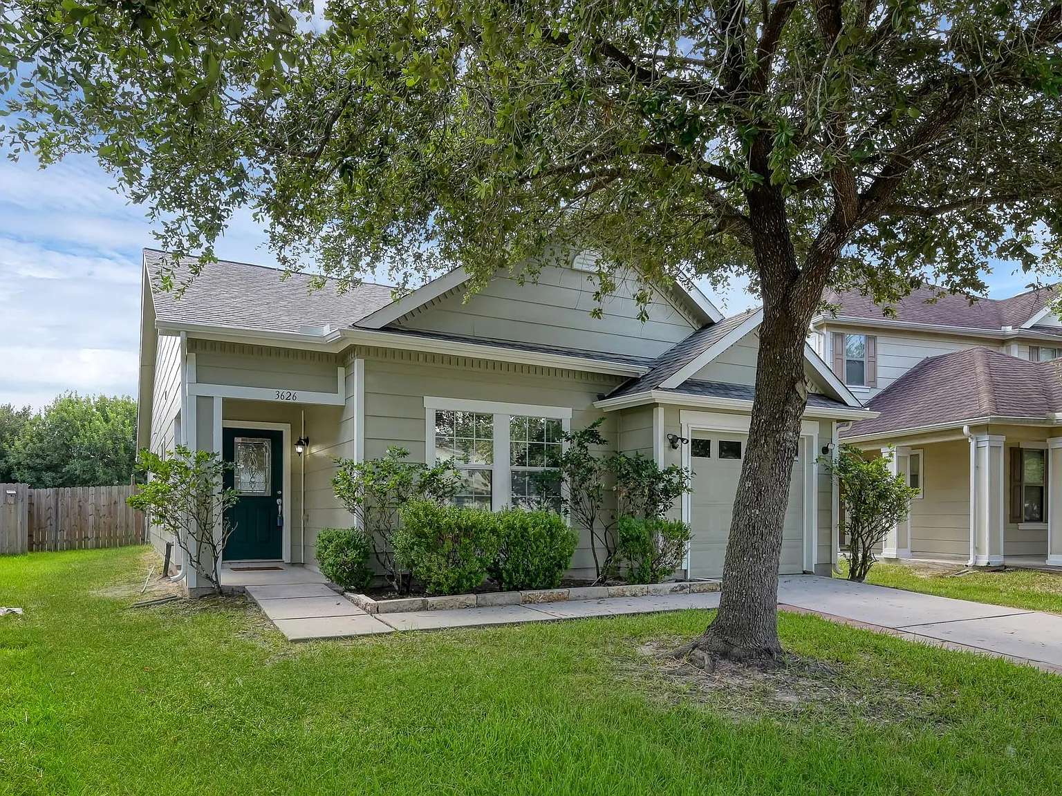 3 bed, 2.0 bath, 1302 sqft, $1,700 — Photo 3