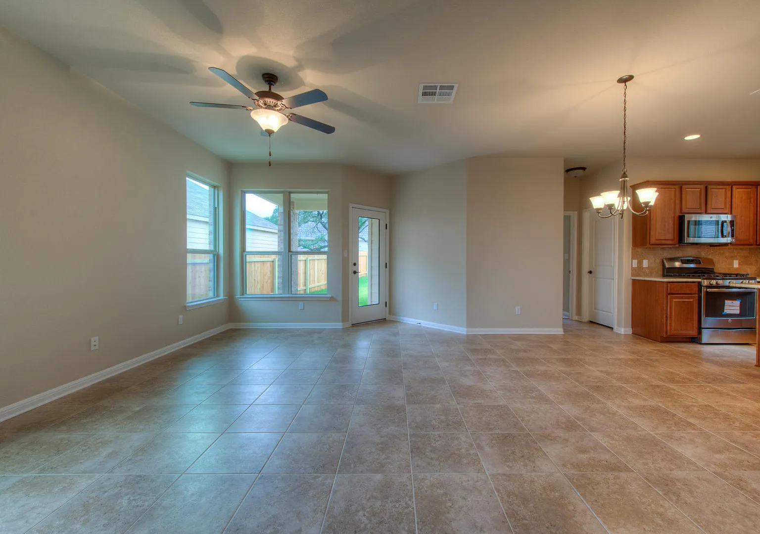 Large 4 bedroom in Gated Community — Photo 4