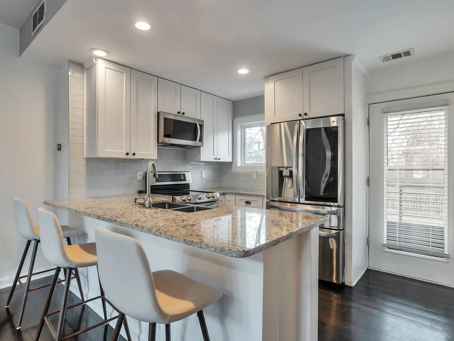 2 bed, 2.5 bath, 1555 sqft, $3,300 — Photo 4