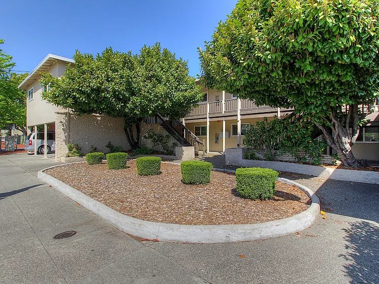 805 W 9th St — Photo 1