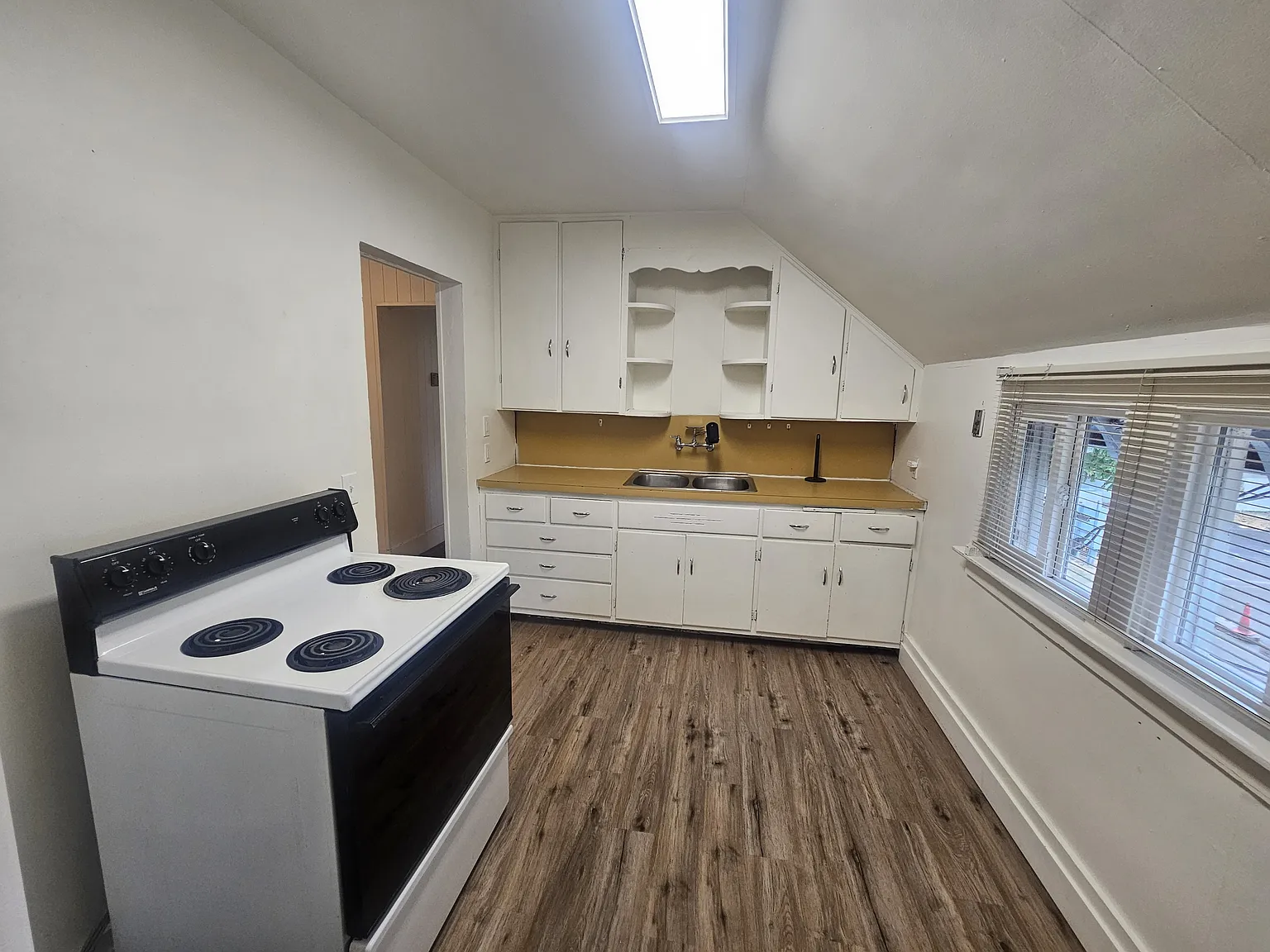 10 North Touchet Street - 10 1/2 — Photo 2