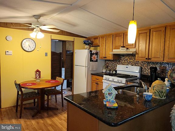 4th image of 66 Bobolink Ave