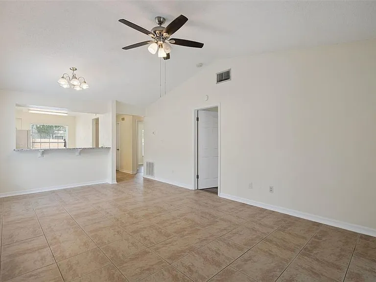 2725 Mayer St — Photo 8