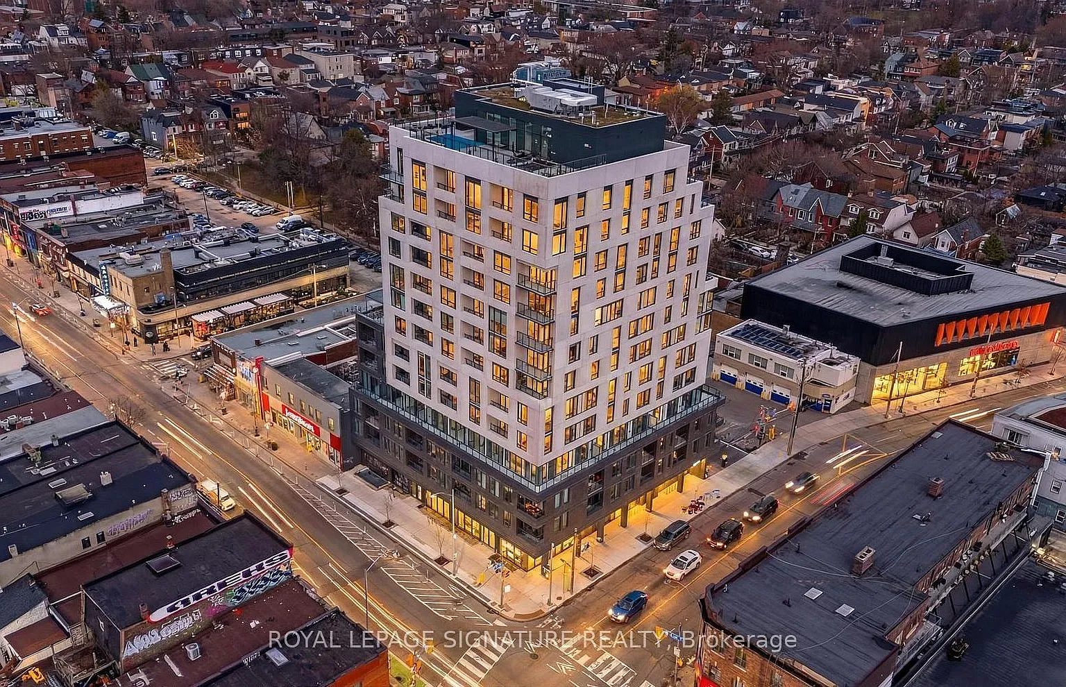 Motto Condos — Photo 1
