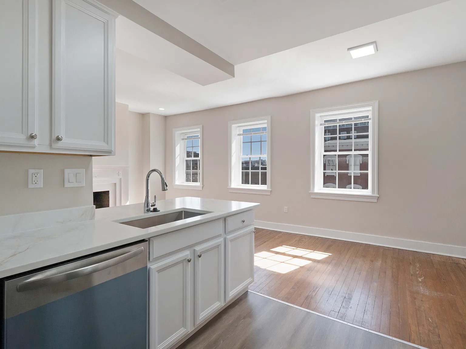 1 bed, 715 sqft, $3,167 — Photo 3