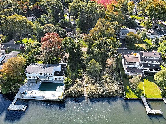 5th image of Connetquot Dr
