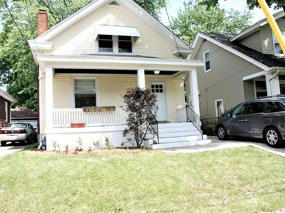 Off street parking for 2 cars in driveway