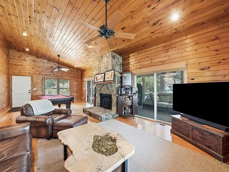 6340 Reives Rd — Photo 2