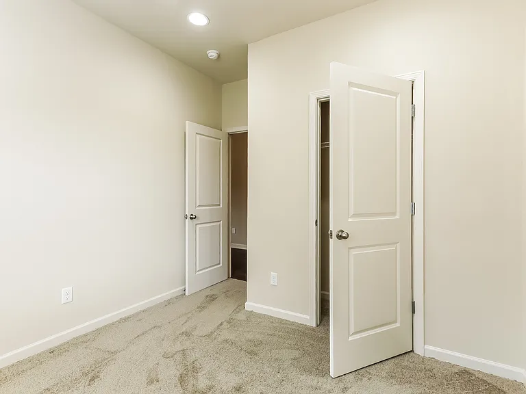 325 Clover Cir — Photo 13
