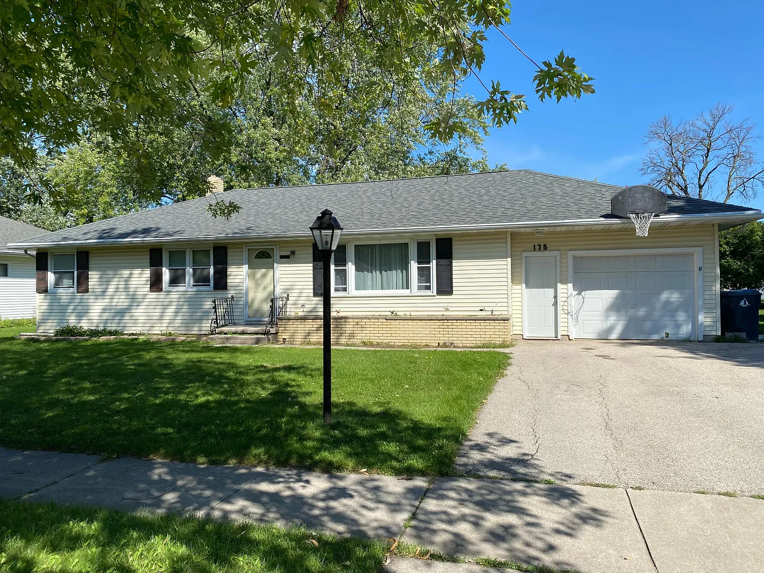 4 bed, 1288 sqft, $1,650 — Photo 1