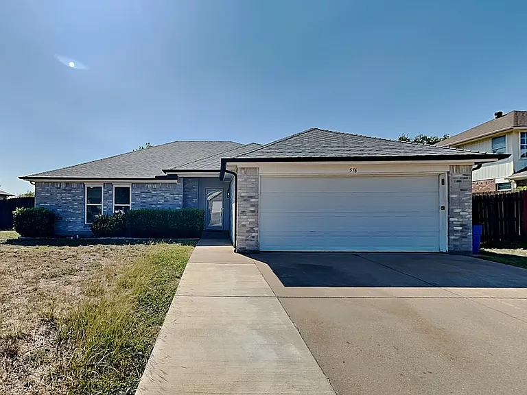 516 E Oak St — Photo 1