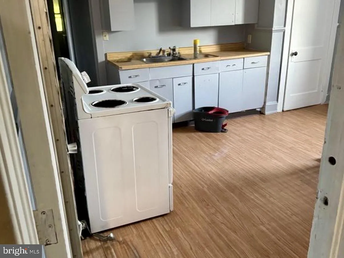 3 bed, 1.0 bath, 1000 sqft, $1,150 — Photo 2